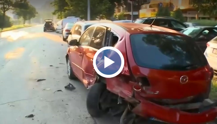 Нанесени са сериозни материални щети на общо 6 автомобила