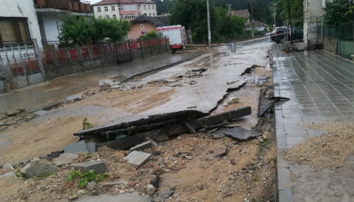 Отнесена е настилка по улиците Отнесена е настилка по улиците