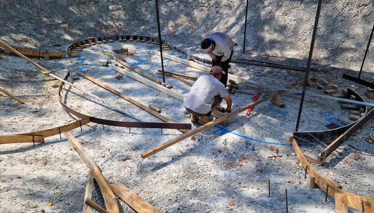 Изпълнението е бавно, тъй като по нея се работи предимно на ръка, обясниха от общинската администрация в Русе