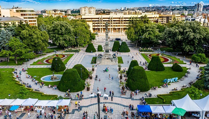 В луксозното издание са събрани и промените в икономическата и обществена реалност през последните 2 години В луксозното издание са събрани и промените в икономическата и обществена реалност през последните 2 години