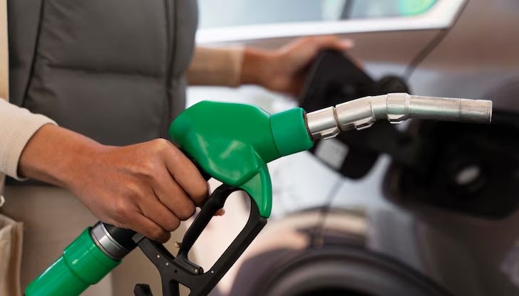 На различните бензиностанции днес цената варира от 2,44 лева за литър до 2,57 лева за литър