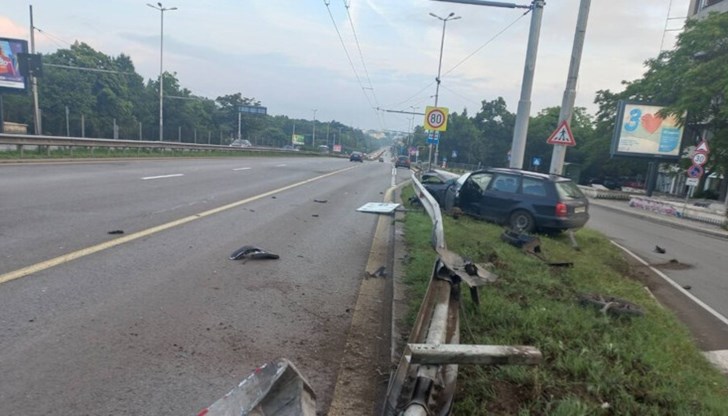 Кола се е врязала в мантинела