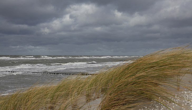 Торнадото е причинило пясъчна буря на плажа Торнадото е причинило пясъчна буря на плажа