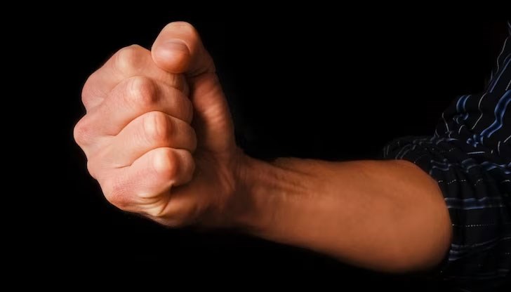 Иракчанинът е налагал жена си с юмруци и чадър Иракчанинът е налагал жена си с юмруци и чадър