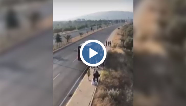 Автобусът е самокатастрофирал, гумата се запалила, а те прекарали часове на пътя