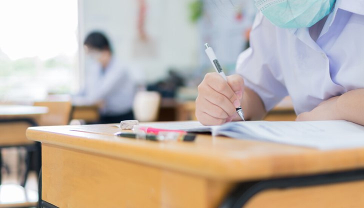 Освен промени в историята, учениците прекрояват и картата на света, правейки България не на 3 морета, а на 3 континента Освен промени в историята, учениците прекрояват и картата на света, правейки България не на 3 морета, а на 3 континента