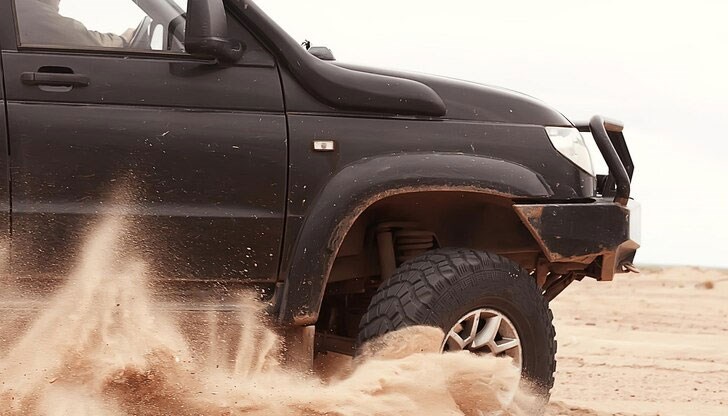 Шофьорът му се е качил мъртво пиян зад волана и го е ударил в уличен стълб