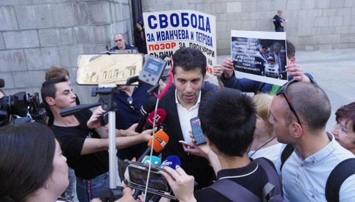 Съпредседателят на ПП-ДБ Кирил Петков говори пред протестиращите