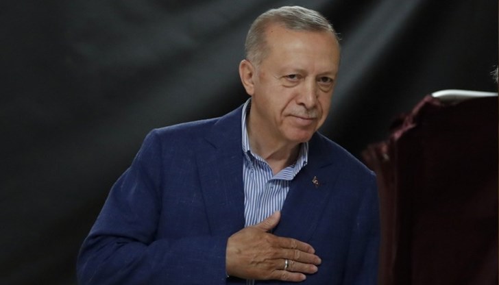 Реджеп Ердоган бе преизбран за президент въпреки високата инфлация, срива на лирата и други вътрешни проблеми в Турция