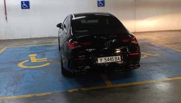 Шофьорът е заел две инвалидни места, като колата му дори не е обозначена с инвалиден стикер