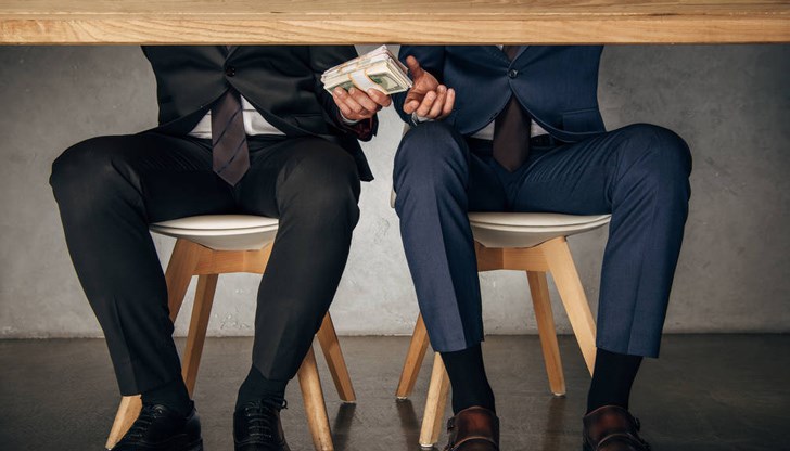 Корупцията е проблем не само в България, но обикновено тя е по високите етажи на властта, каза икономистът Десислава Николова Корупцията е проблем не само в България, но обикновено тя е по високите етажи на властта, каза икономистът Десислава Николова