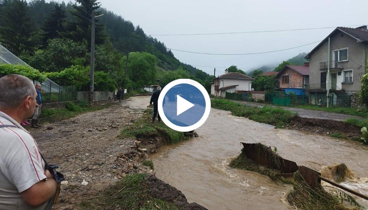 Наводнения нанасят щети на инфраструктурата, на покъщнината и дворовете на хората