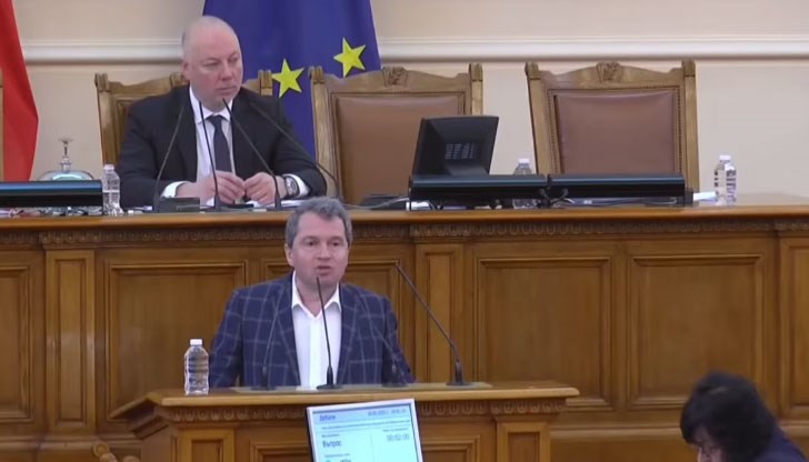 Тошко Йорданов твърди, че евродепутатът е коригирал документ за РСМ