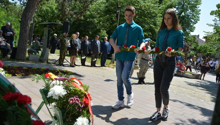 Точно в 12:00 часа бе задействана сиренната система в памет на Ботев и загиналите за свободата на България