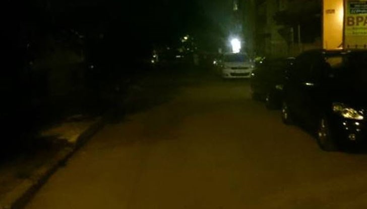 Столичани си светят с челници, фенери и мобилни устройства, за да се приберат у дома Столичани си светят с челници, фенери и мобилни устройства, за да се приберат у дома