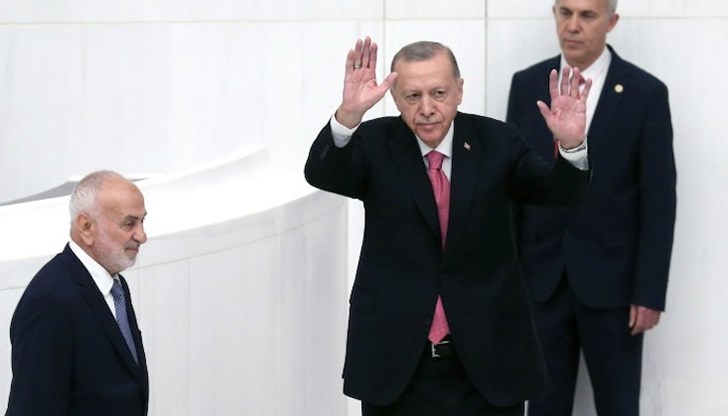 Турският президентзапочва третия си мандат с обновен и подмладен министерски съвет