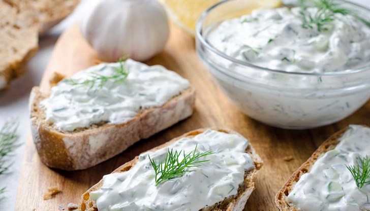 В салата "Снежанка" може да намерите гума гуар или гума ксантан, нишесте и палмово масло, но не и кисело мляко