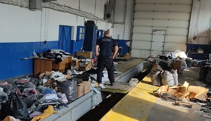 Намерени са бельо, чорапи, дънки, детски екипи, чехли, тениски и други, носещи обозначения на известни марки Намерени са бельо, чорапи, дънки, детски екипи, чехли, тениски и други, носещи обозначения на известни марки