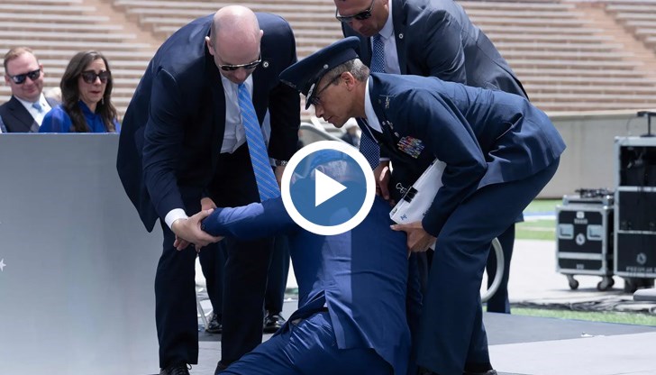 Президентът на САЩ  се спъна и падна в краката на гардовете