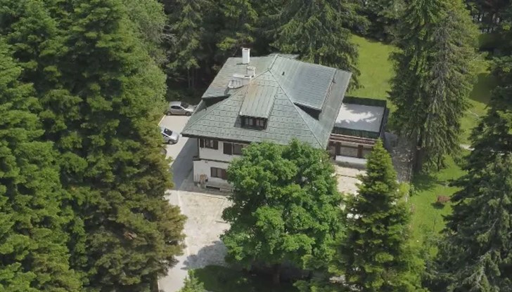 Имотът се простира на 18 декара, има основна къща, бунгала, административна сграда, джакузи