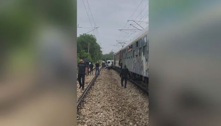 Пътнически влак и микробус се удариха край село Гривица