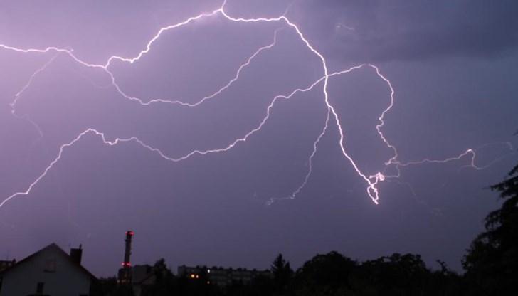През следващите часове времето над Източна България ще се влошава