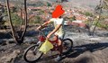 Дете кара колело два километра, за да занесе вода на пожарникари в Гърция