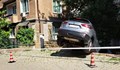 Кола се заби в двор на жилищна сграда в София