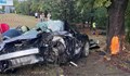 Украински автомобил се размаза в дърво във Варна