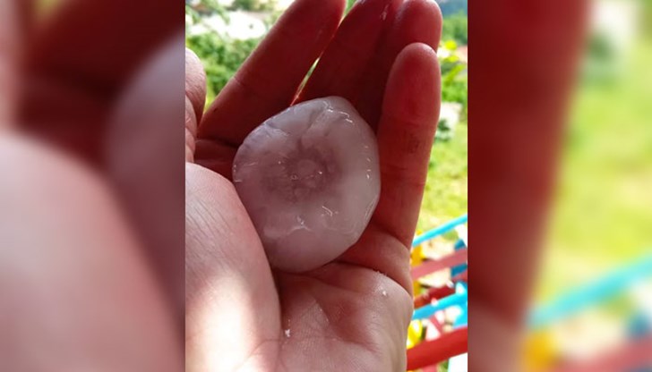 Ледените топчета са с размерите на орех