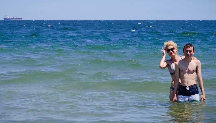 Зарица Динкова публикува във Фейсбук снимка, на която е във водата заедно със сина си