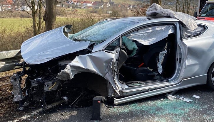 28-годишен шофьор е загинал на място, след като автомобилът му е блъснат от ТИР, навлязъл в насрещното /снимката е илюстративна/