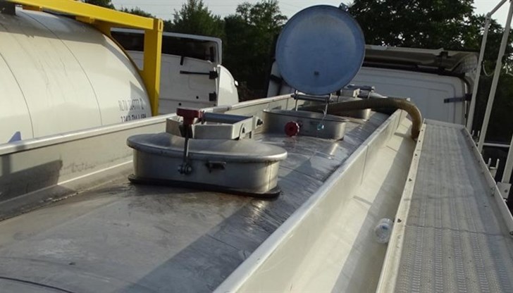 Шофьорът на тира също е задържан. Полицейска закрила е предоставена на двама от мигрантите, които са непълнолетни