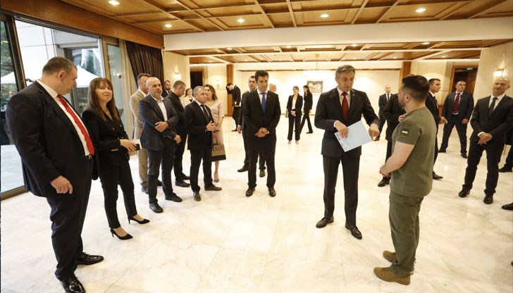 Европа е спойката, която държи „сглобката“ на новата тройна коалиция Европа е спойката, която държи „сглобката“ на новата тройна коалиция