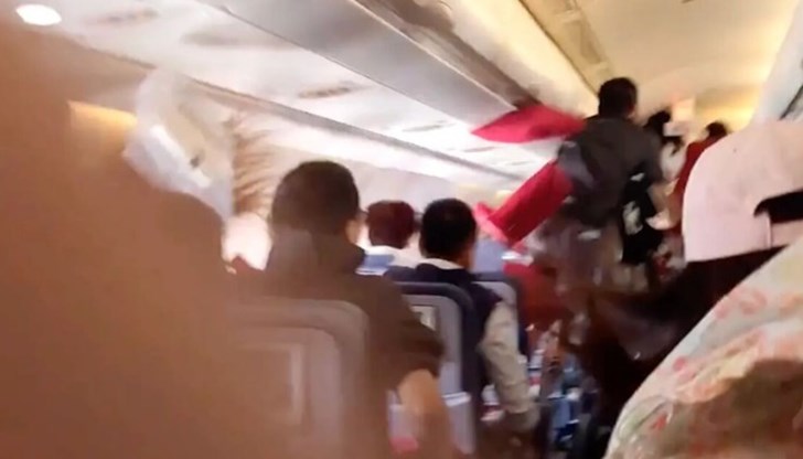 Най-малко един пътник и член на екипажа са пострадали Най-малко един пътник и член на екипажа са пострадали