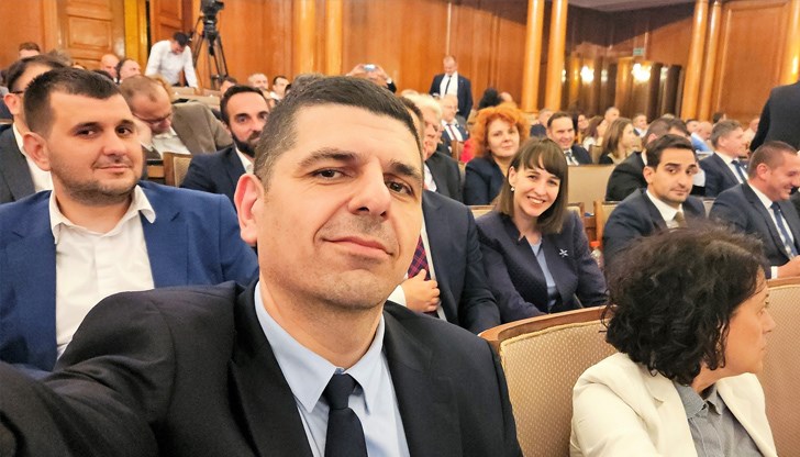 След рекордните близо 21 часа заседание е приет бюджетът на страната, написа Ивайло Мирчев След рекордните близо 21 часа заседание е приет бюджетът на страната, написа Ивайло Мирчев