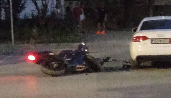 Удариха се лек автомобил и мотор Удариха се лек автомобил и мотор