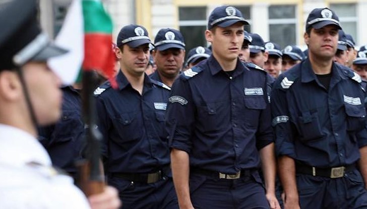 По случай празника ще бъдат наградени служители, постигнали високи професионални резултати