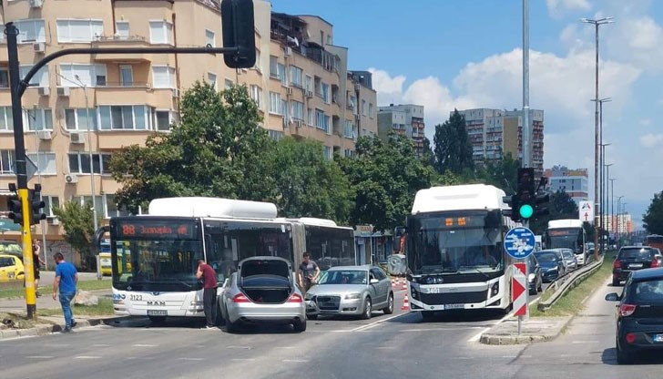 По първоначални данни на шофьор на автомобил му е прилошало и е загубил контрол над колата