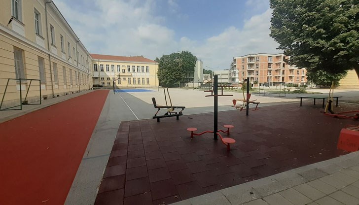 Приключи изграждането на лекоатлетическа писта, игрище за народна топка и фитнес уреди в двора на МГ „Баба Тонка“