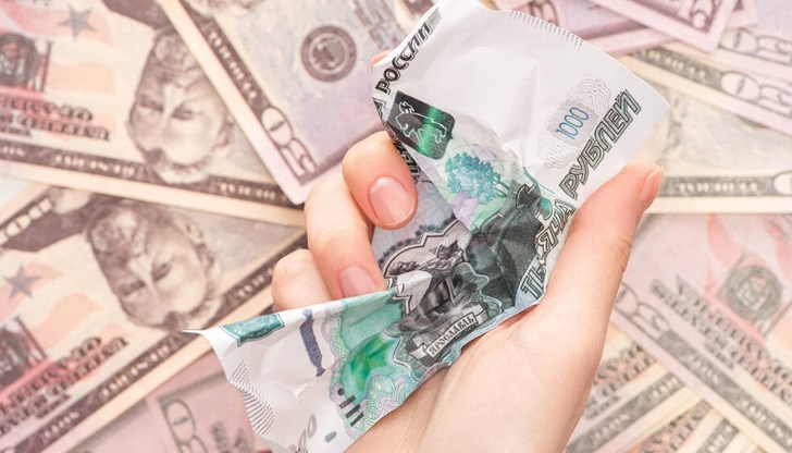 Руската валута е под силен международен натиск и не е в състояние да поеме глътка въздух