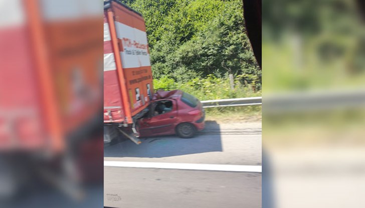 Лек автомобил се е врязал в задната част на камион Лек автомобил се е врязал в задната част на камион