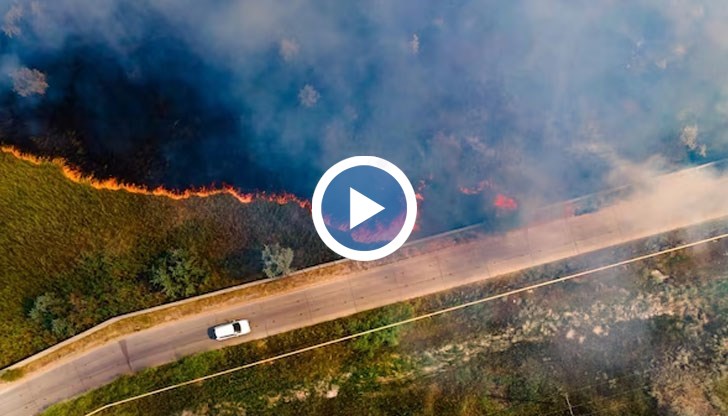 Пламъците погълнаха къща и над 500 декара сухи треви, храсти и дървета