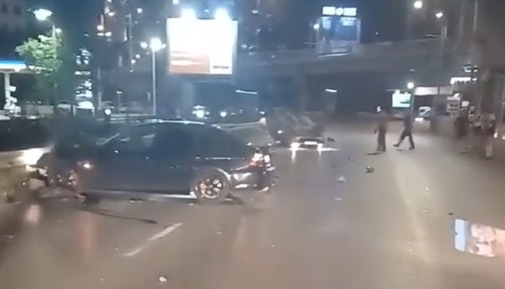 БМВ се е размазало в мантинелата, а друг автомобил е по таван БМВ се е размазало в мантинелата, а друг автомобил е по таван