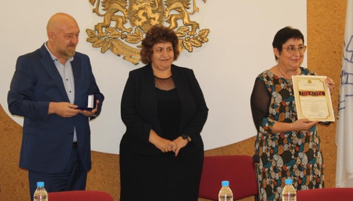 Призът бе връчен от областния управител Анатоли Станев и началника на РУО – Русе д-р Росица Георгиева