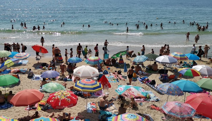 Спасителите не могат да извадят летовници от водата, дори флагът да е червен