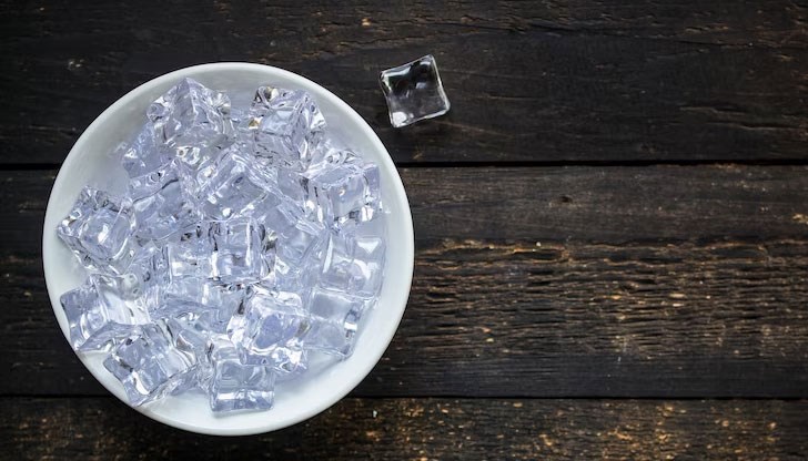 Купа с лед до лицето е изключително лесен и много елегантен начин за охлаждане две в едно