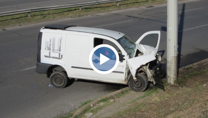 Ударът е бил толкова силен, че фаровете на колата са изхвърчали на 30-ина метра