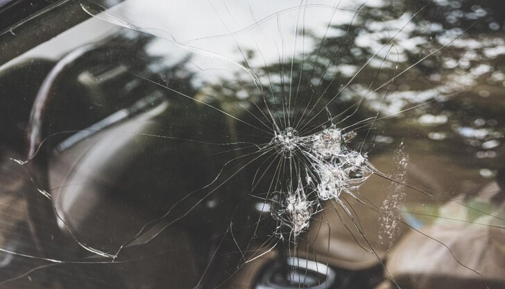 Пътнически микробус се е ударил в товарен автомобил снощи Пътнически микробус се е ударил в товарен автомобил снощи