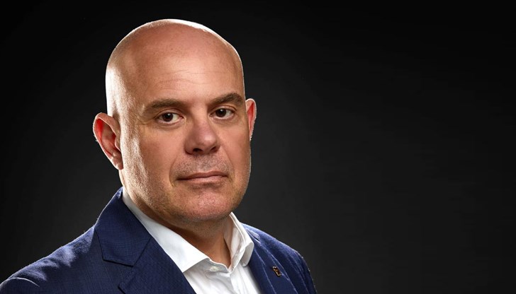 Държавата се управлява от задната седалка на джипове